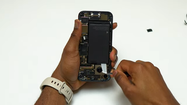 taking old iphone 14 battery out